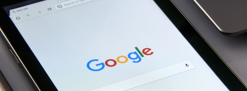Οθόνη tablet που εμφανίζει το λογότυπο της Google και τη γραμμή αναζήτησης για το search term matching στις Search campaigns.